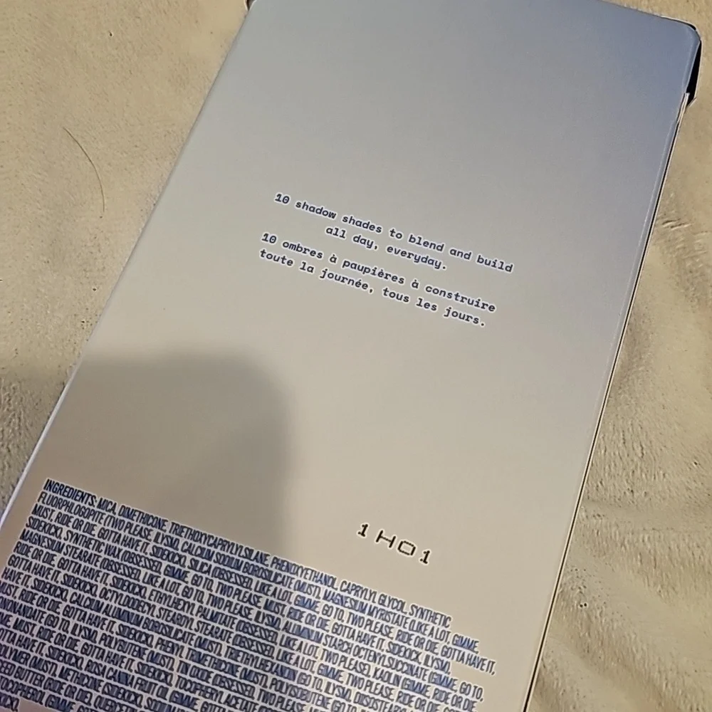 Item beauty eyeshadow palette